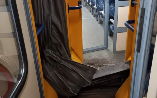 FOTO: U Jičína se srazil vlak s nákladním autem, na místě zasahují hasiči
