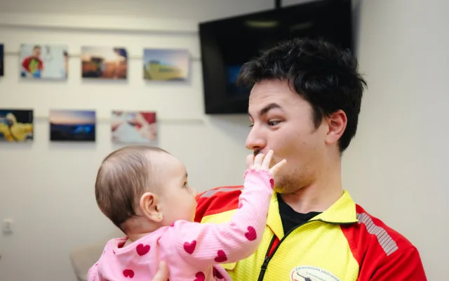 V létě ji v těhotenství oživovali. Teď maminka přišla záchranářům osobně poděkovat i s dcerkou