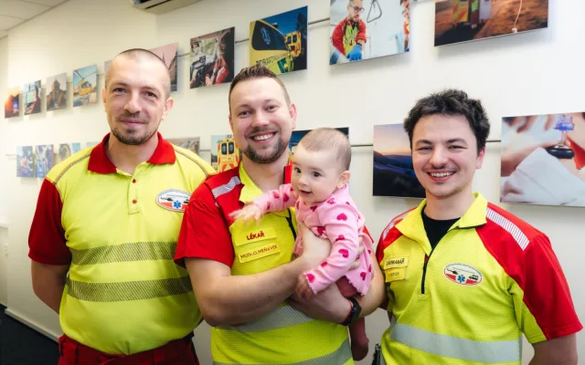 V létě ji v těhotenství oživovali. Teď maminka přišla záchranářům osobně poděkovat i s dcerkou