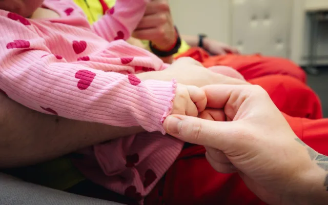 V létě ji v těhotenství oživovali. Teď maminka přišla záchranářům osobně poděkovat i s dcerkou
