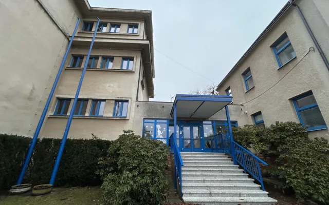 Sto lahví rumu do školy? Výsledky kontroly ukázaly milionové nesrovnalosti v účetnictví základní školy na novém Hradci