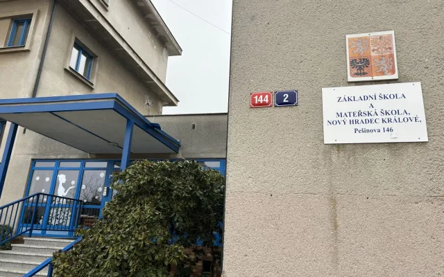 Sto lahví rumu do školy? Výsledky kontroly ukázaly milionové nesrovnalosti v účetnictví základní školy na novém Hradci