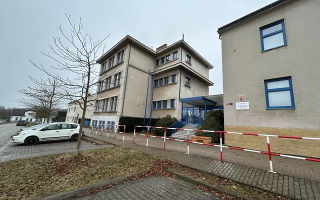 Sto lahví rumu do školy? Výsledky kontroly ukázaly milionové nesrovnalosti v účetnictví základní školy na novém Hradci