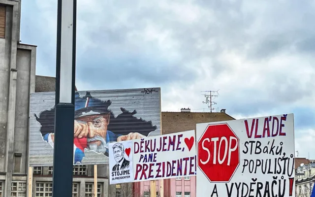 FOTO: V Hradci se už podruhé sešly stovky lidí na podporu prezidenta