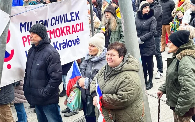 FOTO: V Hradci se už podruhé sešly stovky lidí na podporu prezidenta
