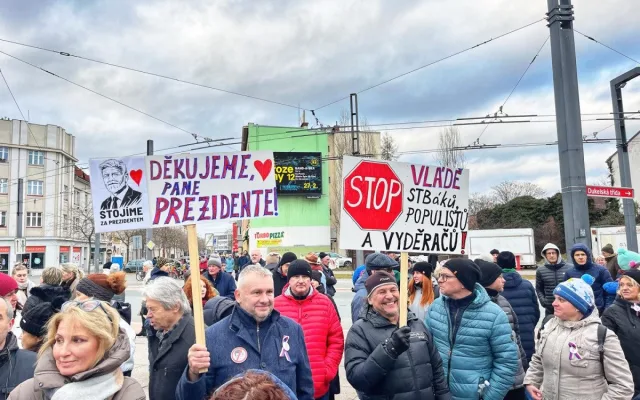 FOTO: V Hradci se už podruhé sešly stovky lidí na podporu prezidenta