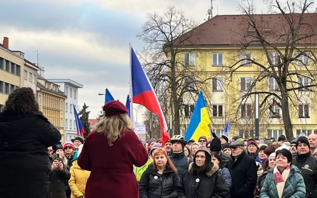FOTO: V Hradci se už podruhé sešly stovky lidí na podporu prezidenta