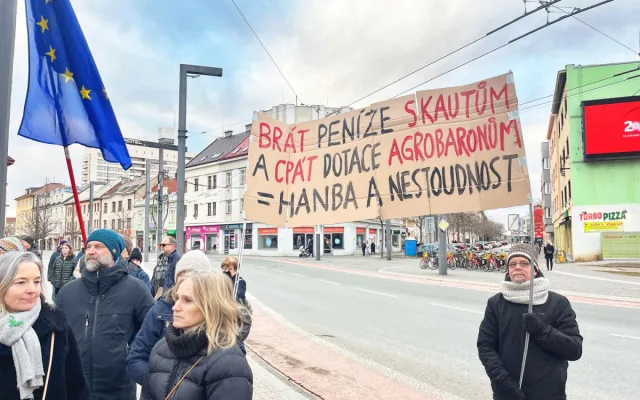 FOTO: V Hradci se už podruhé sešly stovky lidí na podporu prezidenta