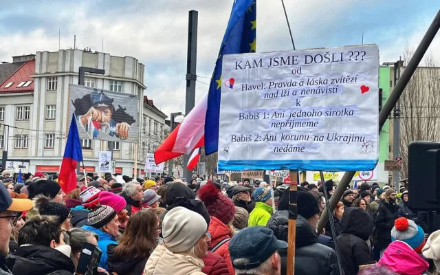 FOTO: V Hradci se už podruhé sešly stovky lidí na podporu prezidenta