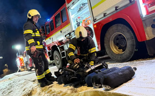 Noční drama krotili hasiči na Náchodsku, v hlavní roli horký popel