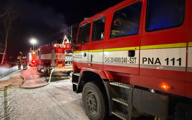 Noční drama krotili hasiči na Náchodsku, v hlavní roli horký popel