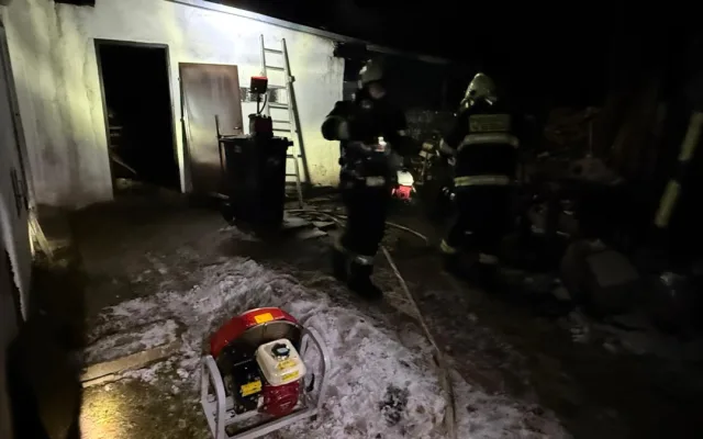 Noční drama krotili hasiči na Náchodsku, v hlavní roli horký popel