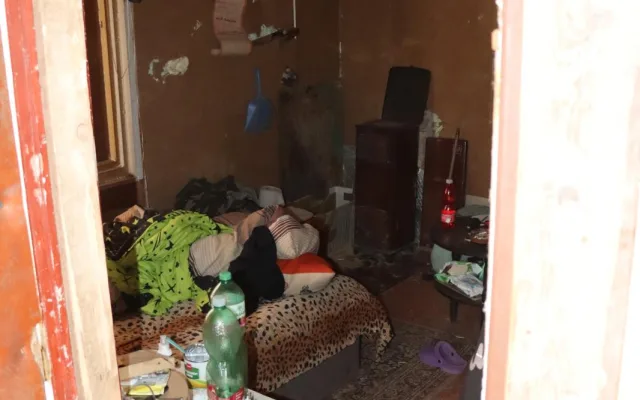 Kriminalisté rozkryli brutální únos na Náchodsku. Dva muži drželi oběť 30 hodin ve skladové hale