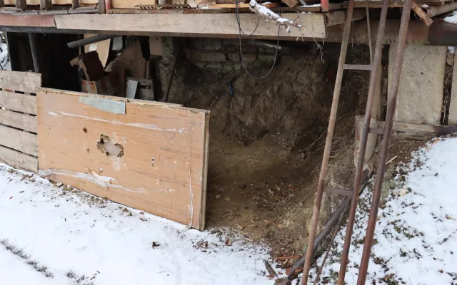 Kriminalisté rozkryli brutální únos na Náchodsku. Dva muži drželi oběť 30 hodin ve skladové hale