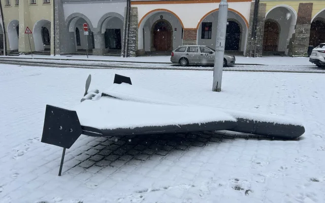I Hradec Králové může být cíl, připomíná maketa dronu šáhid na Malém náměstí