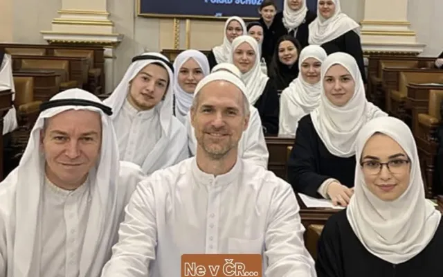 Z makléře prodávajícího byty v Dubaji si lidé dělají legraci, vznikají koláže