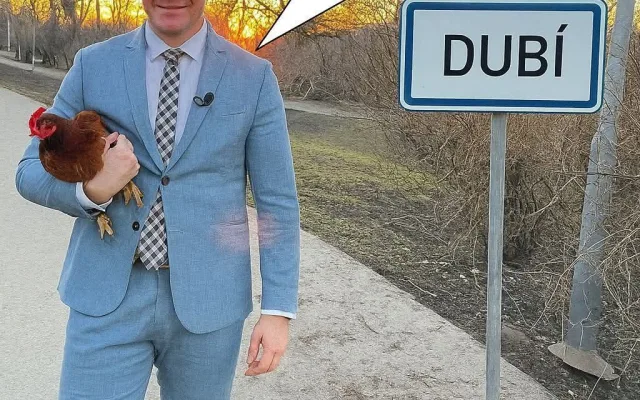 FOTO: Makléř z Hradce je terčem vtipů na sociálních sítích