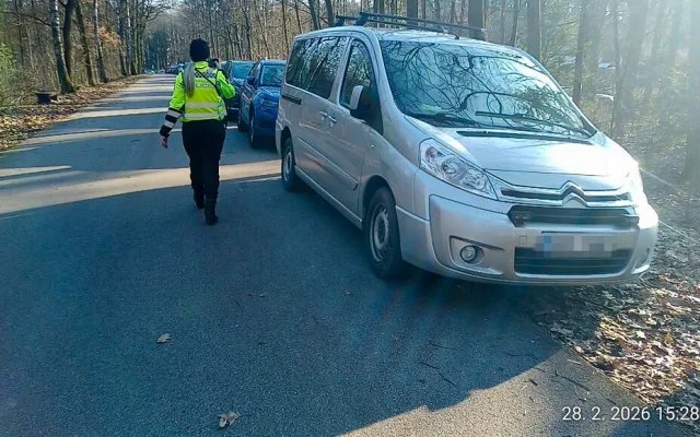 Lenost, nebo ignorance? Na Hradečnici strážníci napočítali přes 30 aut v zákazu vjezdu