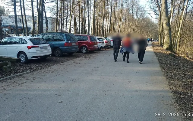 Lenost, nebo ignorance? Na Hradečnici strážníci napočítali přes 30 aut v zákazu vjezdu