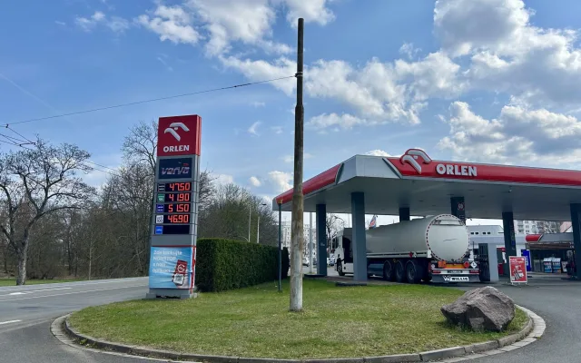 Na D11 stojí nafta přes 50 korun. Kde natankujete nejlevněji?