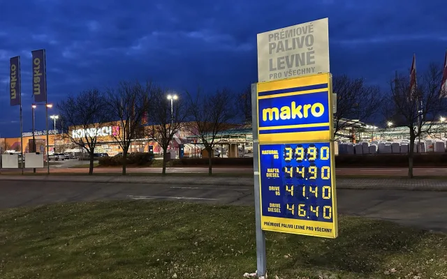 Na D11 stojí nafta přes 50 korun. Kde natankujete nejlevněji?