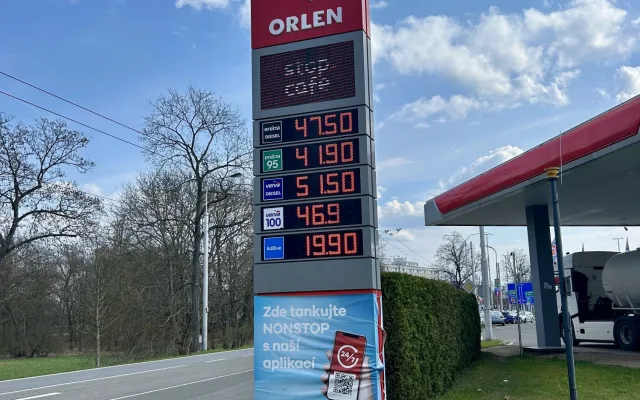 Na D11 stojí nafta přes 50 korun. Kde natankujete nejlevněji?
