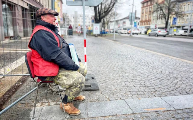 Z výšky sedmnácti metrů na dno, příběh prodejce Nového prostoru Tomáše dojímá