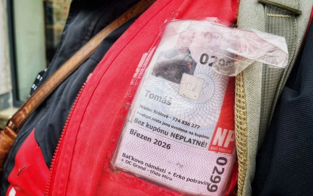 Z výšky sedmnácti metrů na dno, příběh prodejce Nového prostoru Tomáše dojímá