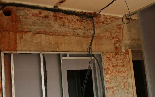 Zloději odnesli ze stavby v Kostelci pět kilometrů kabelů, odvezli je do sběrny