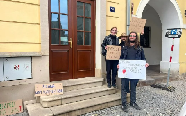 Šikana jako nový akademický trend? Studenti demonstrovali před rektorátem