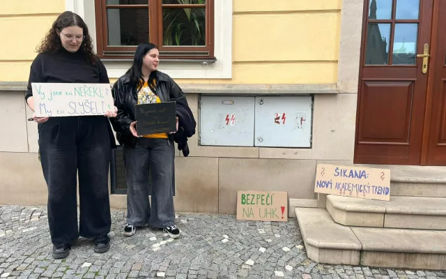 Šikana jako nový akademický trend? Studenti demonstrovali před rektorátem