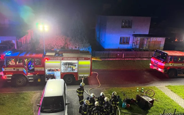 V Hronově hořel rodinný dům. Hasiči ze sklepa vynesli i plynovou lahev