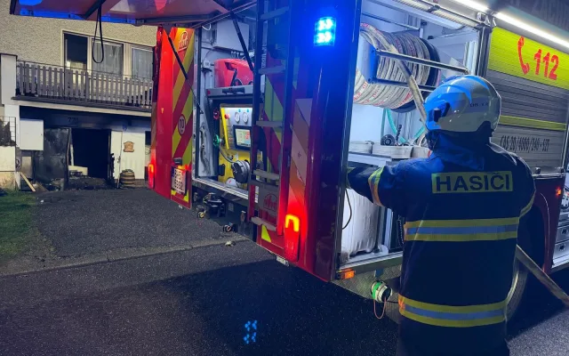 V Hronově hořel rodinný dům. Hasiči ze sklepa vynesli i plynovou lahev