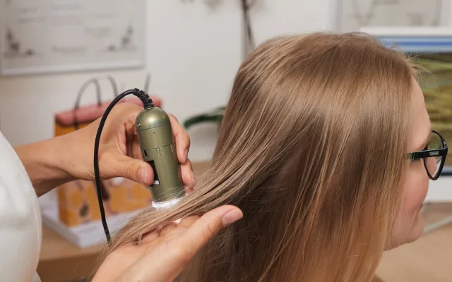 Tricholog se zaměřuje nejen na viditelné projevy, ale hledá hlubší příčiny problému.