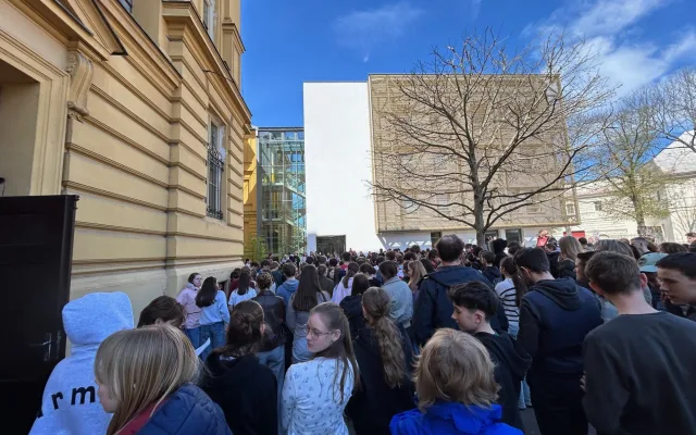 Boj o veřejnoprávní média. V Hradci protestovalo přes 200 studentů