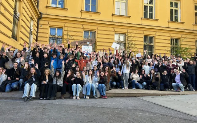 Boj o veřejnoprávní média. V Hradci protestovalo přes 200 studentů