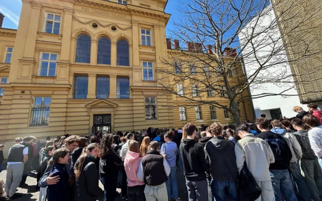 Boj o veřejnoprávní média. V Hradci protestovalo přes 200 studentů
