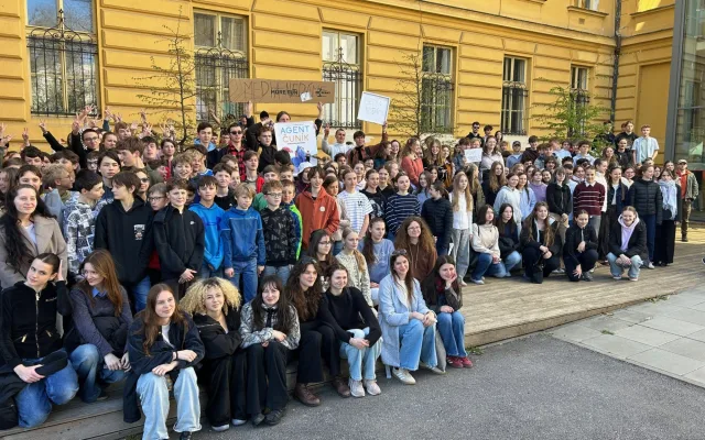 Boj o veřejnoprávní média. V Hradci protestovalo přes 200 studentů