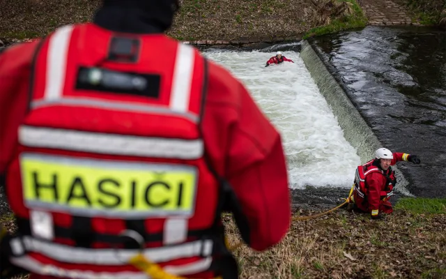 U jezu jde o vteřiny, krajští hasiči trénují záchranu před létem