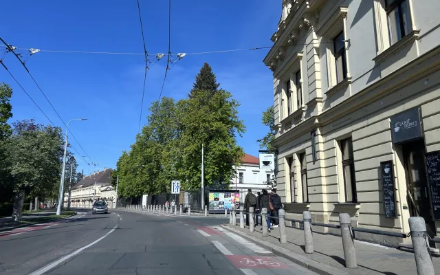 Už od zítřka se uzavře frekventovaná ulice Československé armády u Gayerových kasáren.