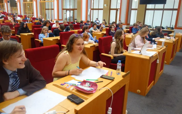 Hradec má debatní mistry. Studenti z Biskupského gymnázia vyhráli republiku