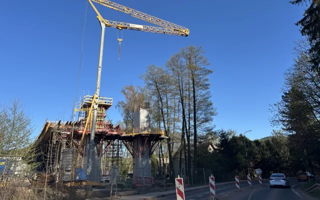 Náchodské dopravní peklo začíná. Kudy se městu vyhnout?