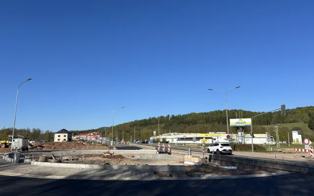 Náchodské dopravní peklo začíná. Kudy se městu vyhnout?