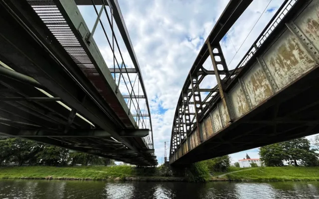 Hradec chce zachránit železňák, z mostu pro vlaky má být lávka pro lidi