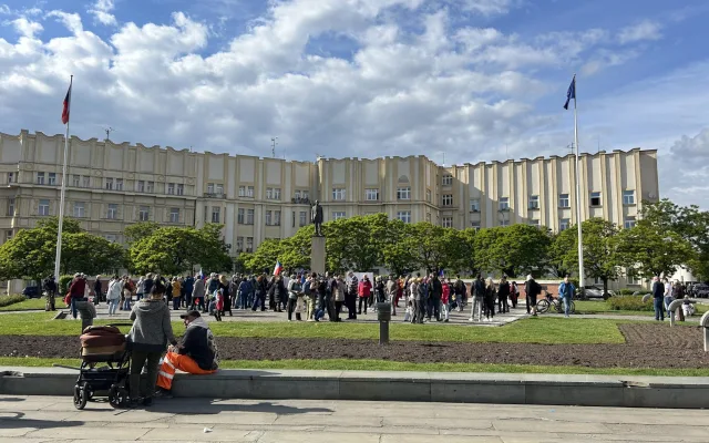FOTO: Stovky lidí udělaly v Hradci Králové rámus za svobodu médií