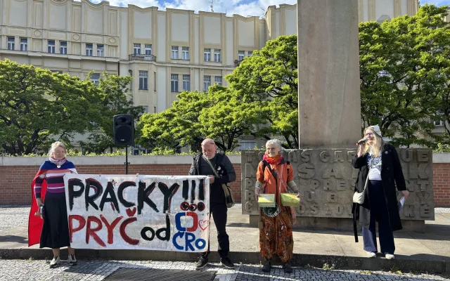 FOTO: Stovky lidí udělaly v Hradci Králové rámus za svobodu médií