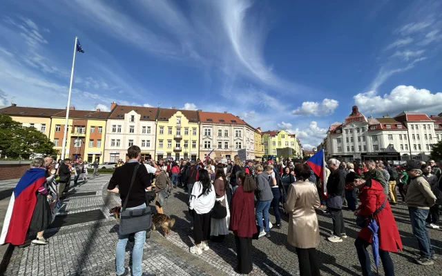 FOTO: Stovky lidí udělaly v Hradci Králové rámus za svobodu médií
