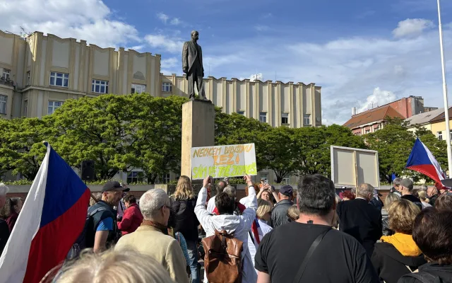 FOTO: Stovky lidí udělaly v Hradci Králové rámus za svobodu médií
