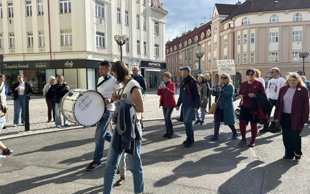 FOTO: Stovky lidí udělaly v Hradci Králové rámus za svobodu médií