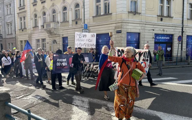 FOTO: Stovky lidí udělaly v Hradci Králové rámus za svobodu médií